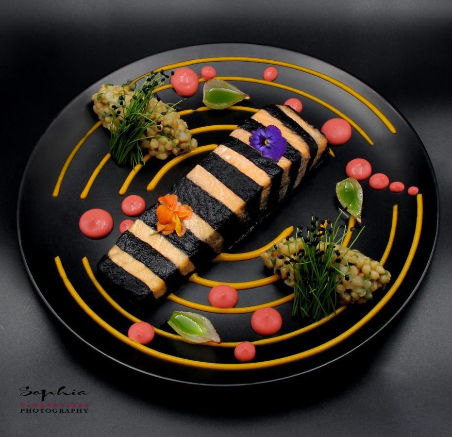 โรงแรมริเวอร์ ไซด์ ทบิลิซี Tbilisi ภายนอก รูปภาพ A sushi cake