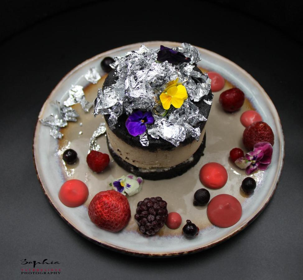โรงแรมริเวอร์ ไซด์ ทบิลิซี Tbilisi ภายนอก รูปภาพ A chocolate cake with edible silver leaf