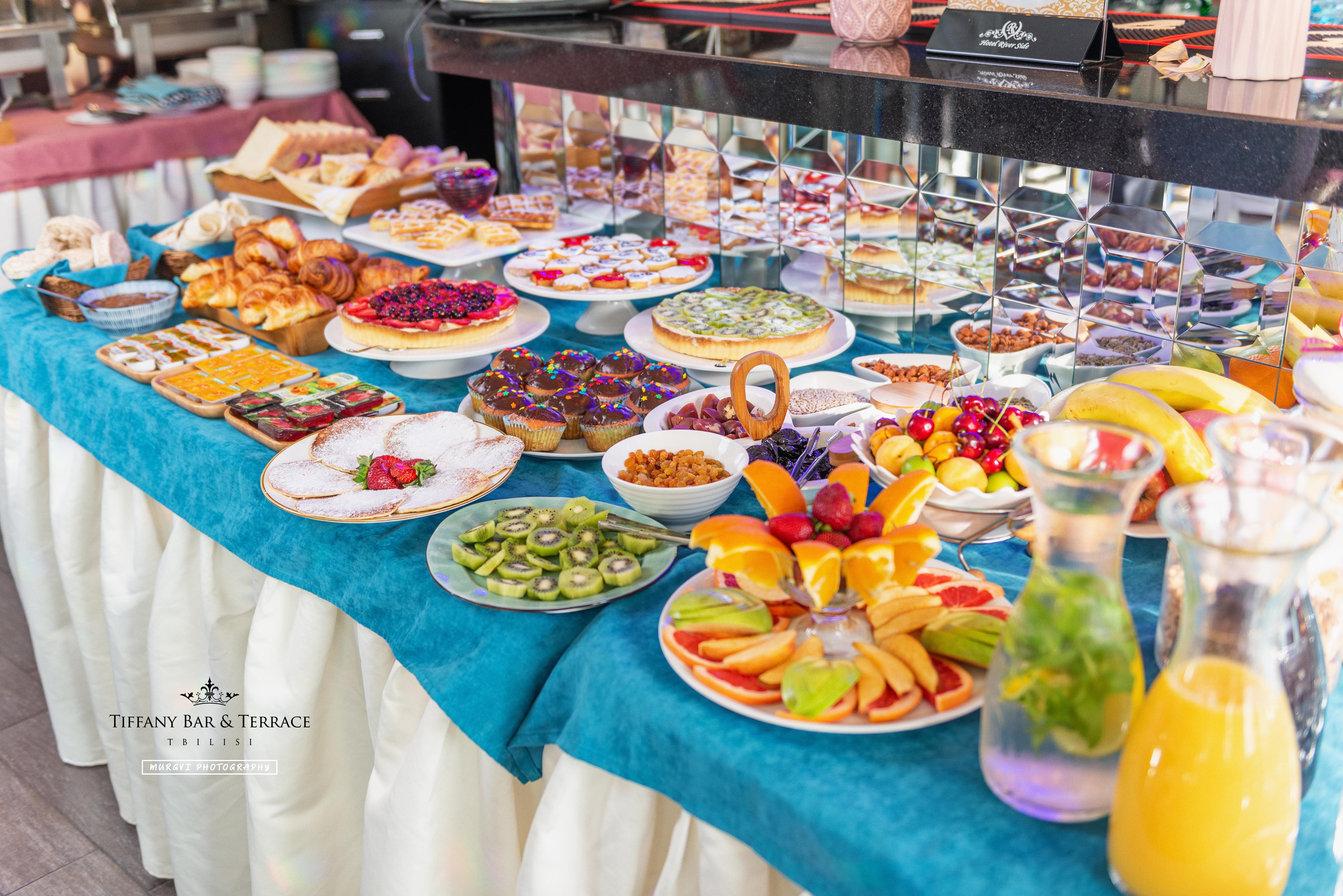โรงแรมริเวอร์ ไซด์ ทบิลิซี Tbilisi ภายนอก รูปภาพ A buffet