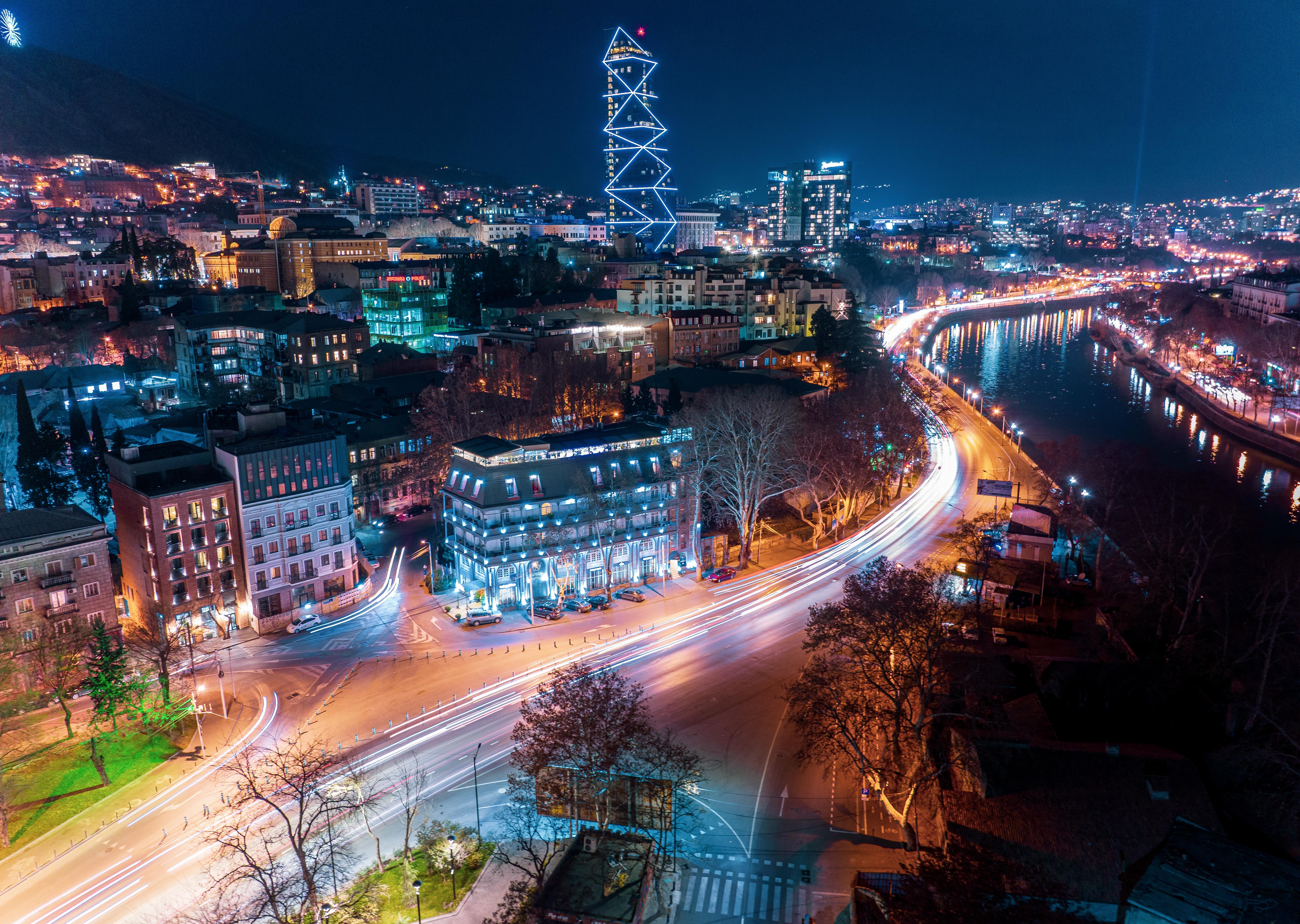 โรงแรมริเวอร์ ไซด์ ทบิลิซี Tbilisi ภายนอก รูปภาพ The tower at night