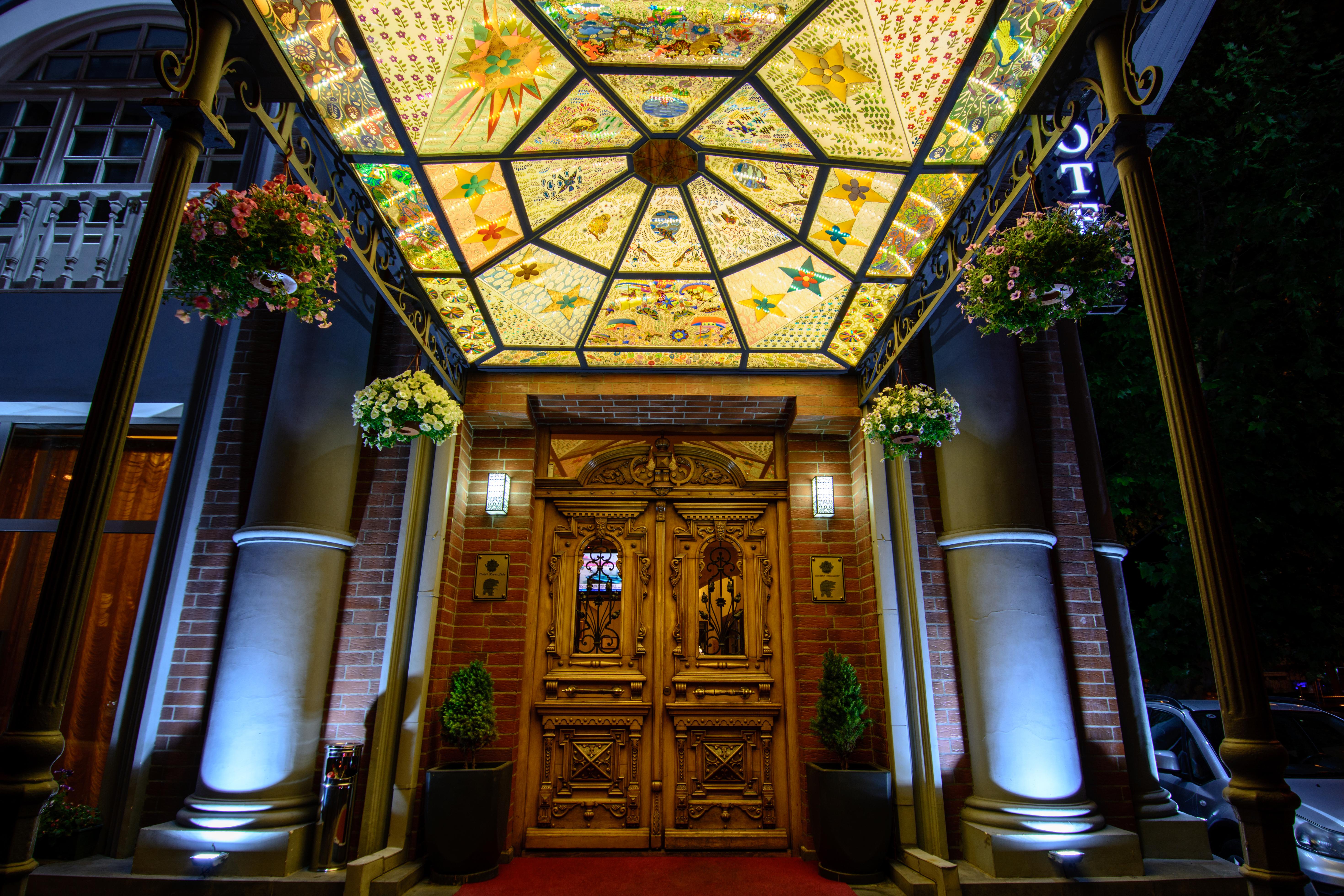 โรงแรมริเวอร์ ไซด์ ทบิลิซี Tbilisi ภายนอก รูปภาพ Entrance to the hotel