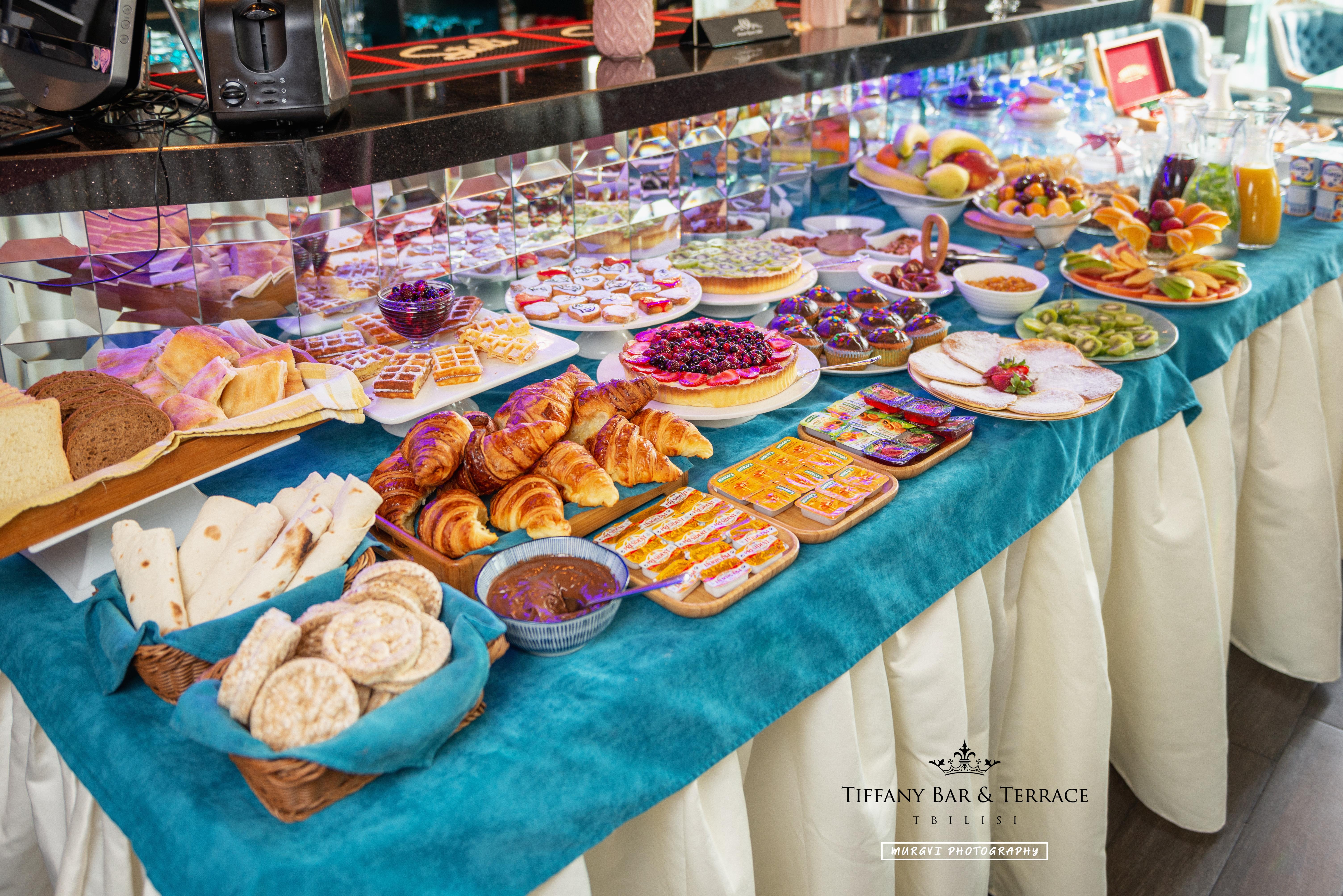 โรงแรมริเวอร์ ไซด์ ทบิลิซี Tbilisi ภายนอก รูปภาพ A buffet at a hotel
