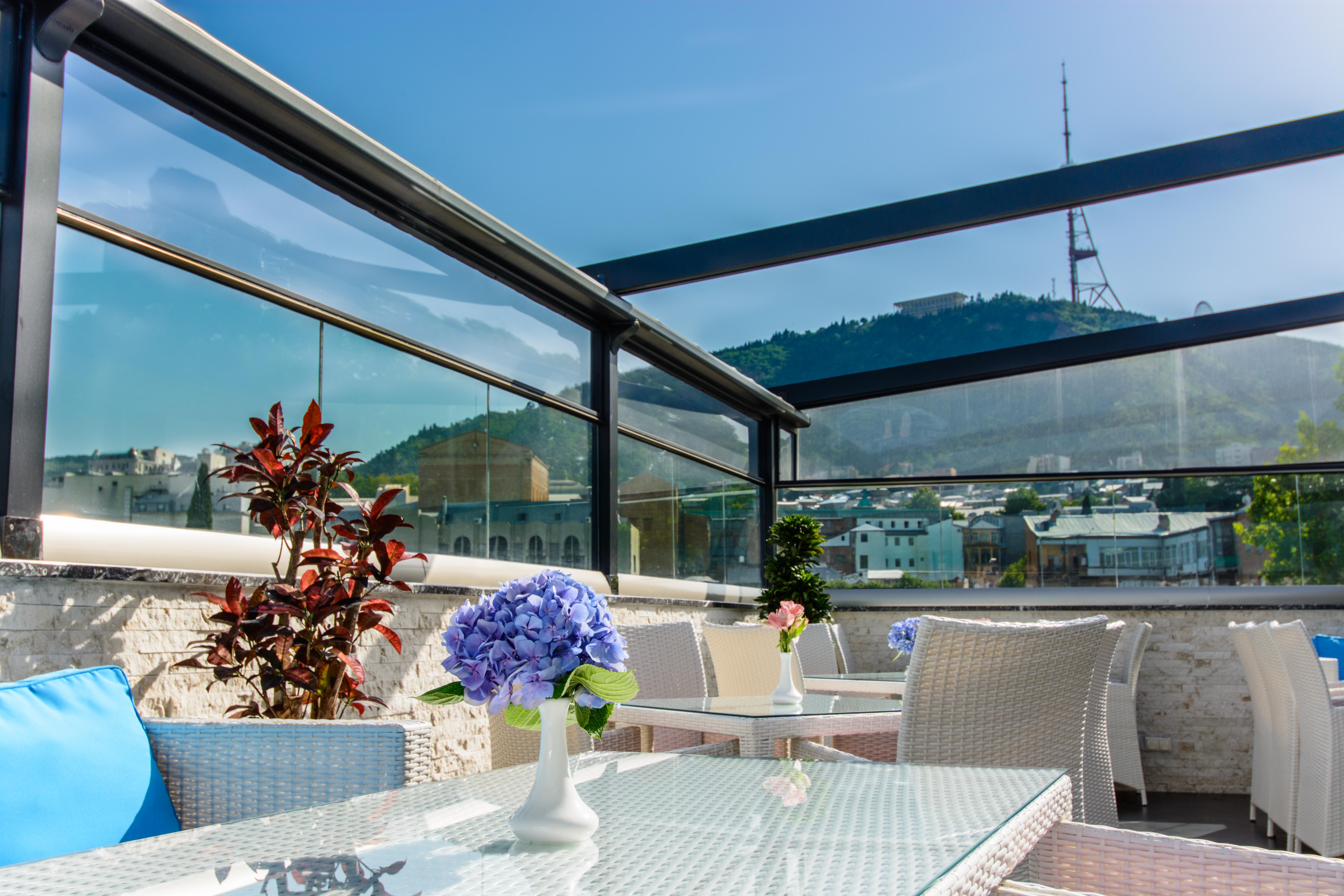 โรงแรมริเวอร์ ไซด์ ทบิลิซี Tbilisi ภายนอก รูปภาพ The Sky Bar