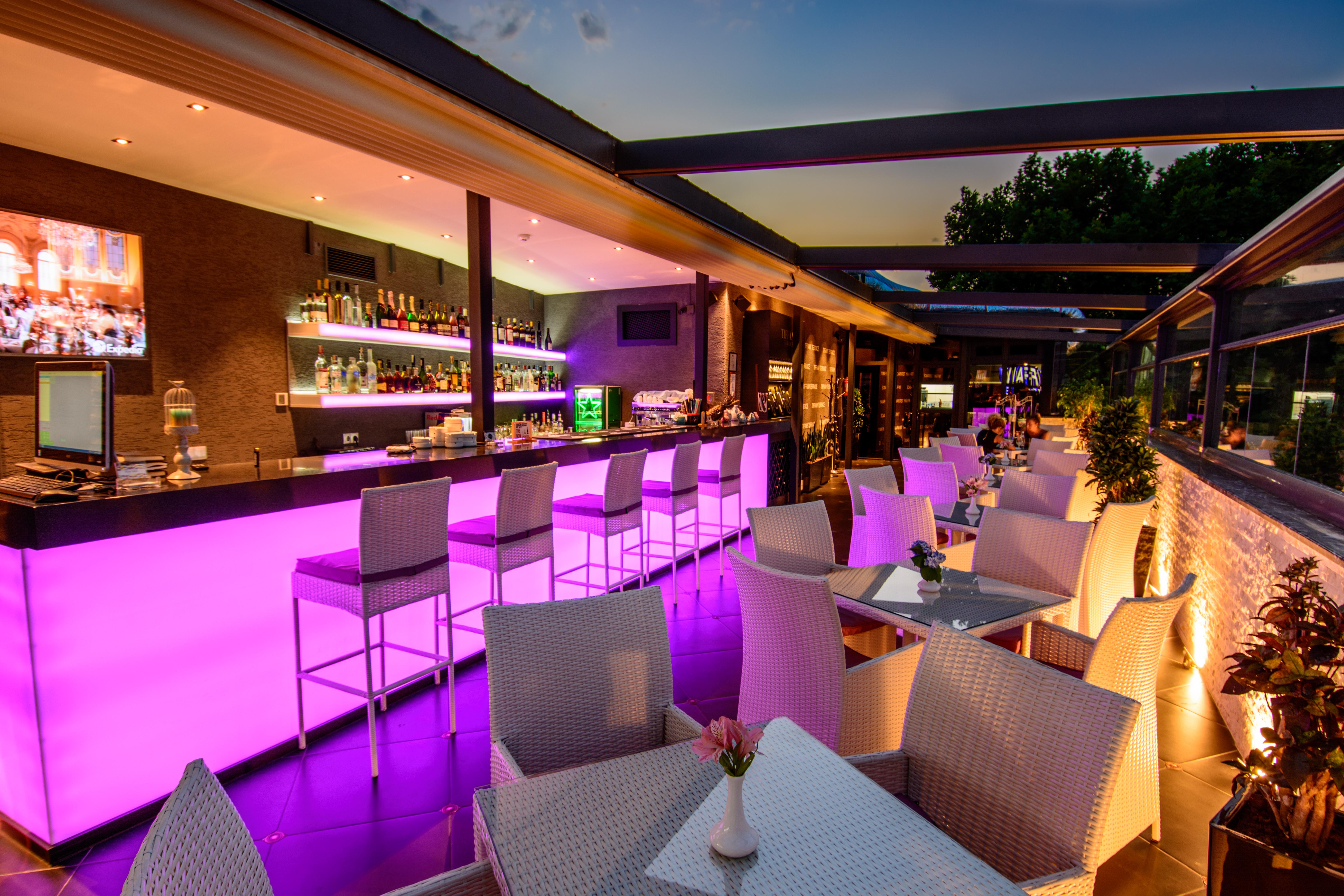 โรงแรมริเวอร์ ไซด์ ทบิลิซี Tbilisi ภายนอก รูปภาพ The bar at the Sky Bar