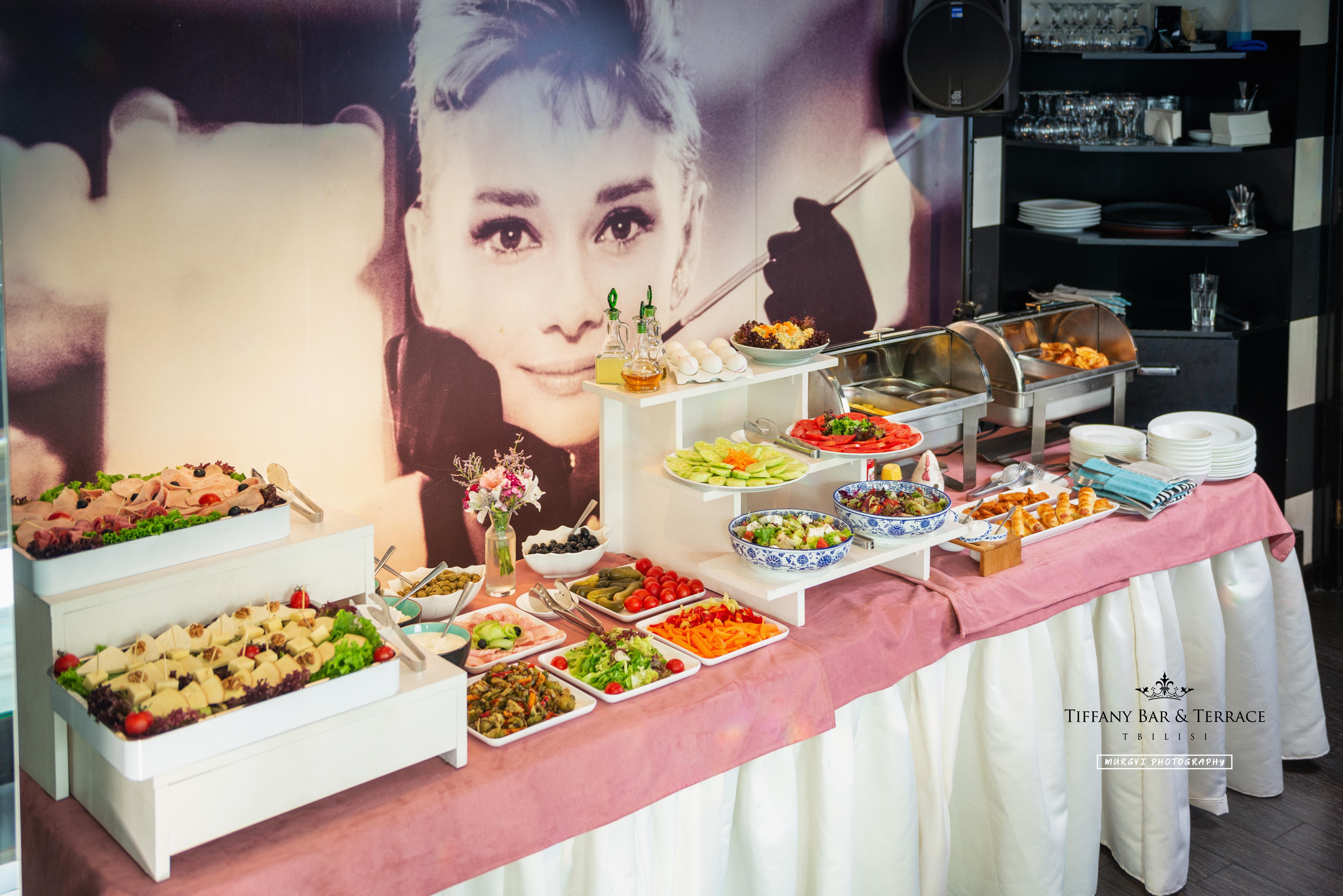 โรงแรมริเวอร์ ไซด์ ทบิลิซี Tbilisi ภายนอก รูปภาพ A buffet
