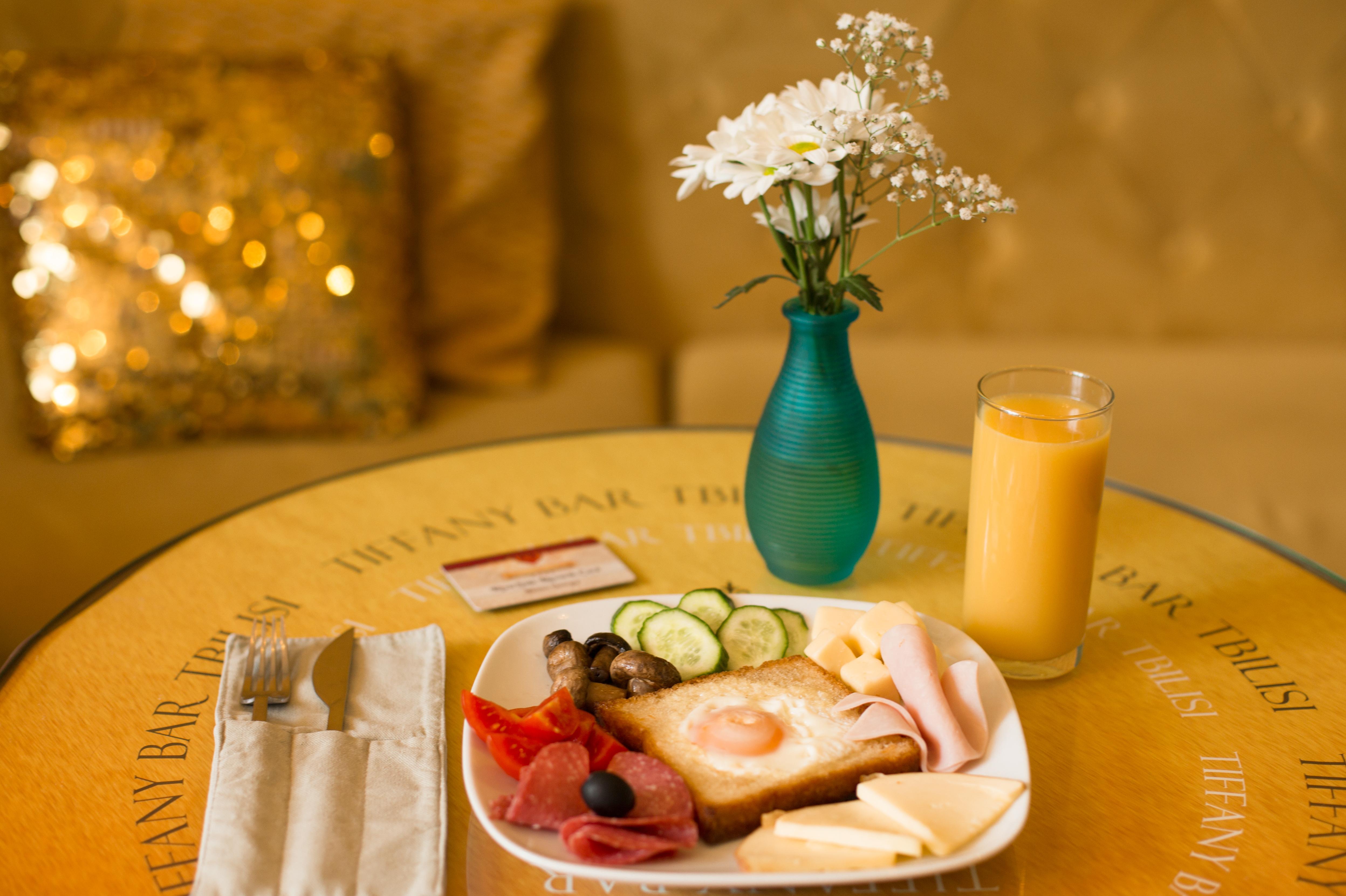 โรงแรมริเวอร์ ไซด์ ทบิลิซี Tbilisi ภายนอก รูปภาพ A typical breakfast