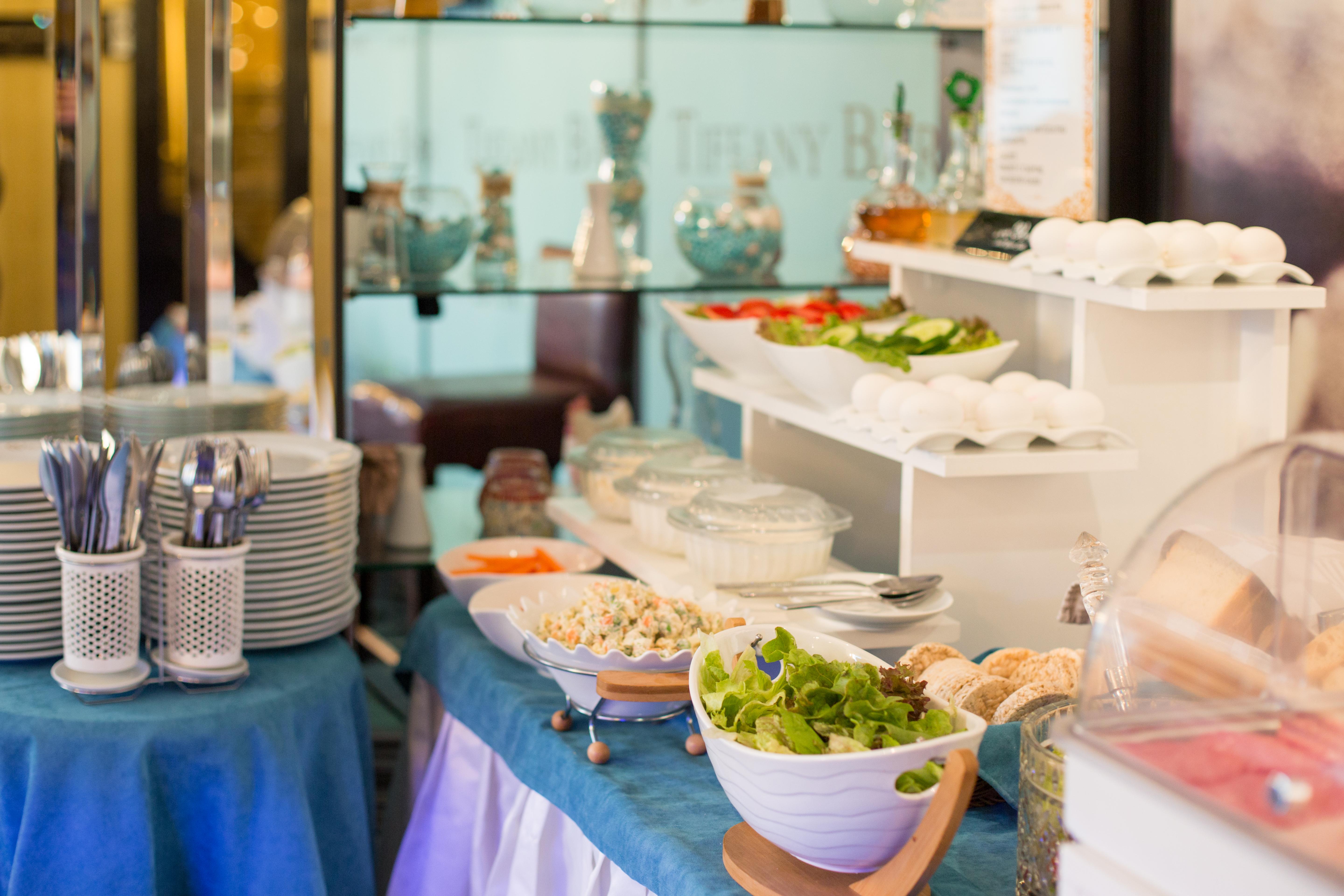 โรงแรมริเวอร์ ไซด์ ทบิลิซี Tbilisi ภายนอก รูปภาพ A salad bar