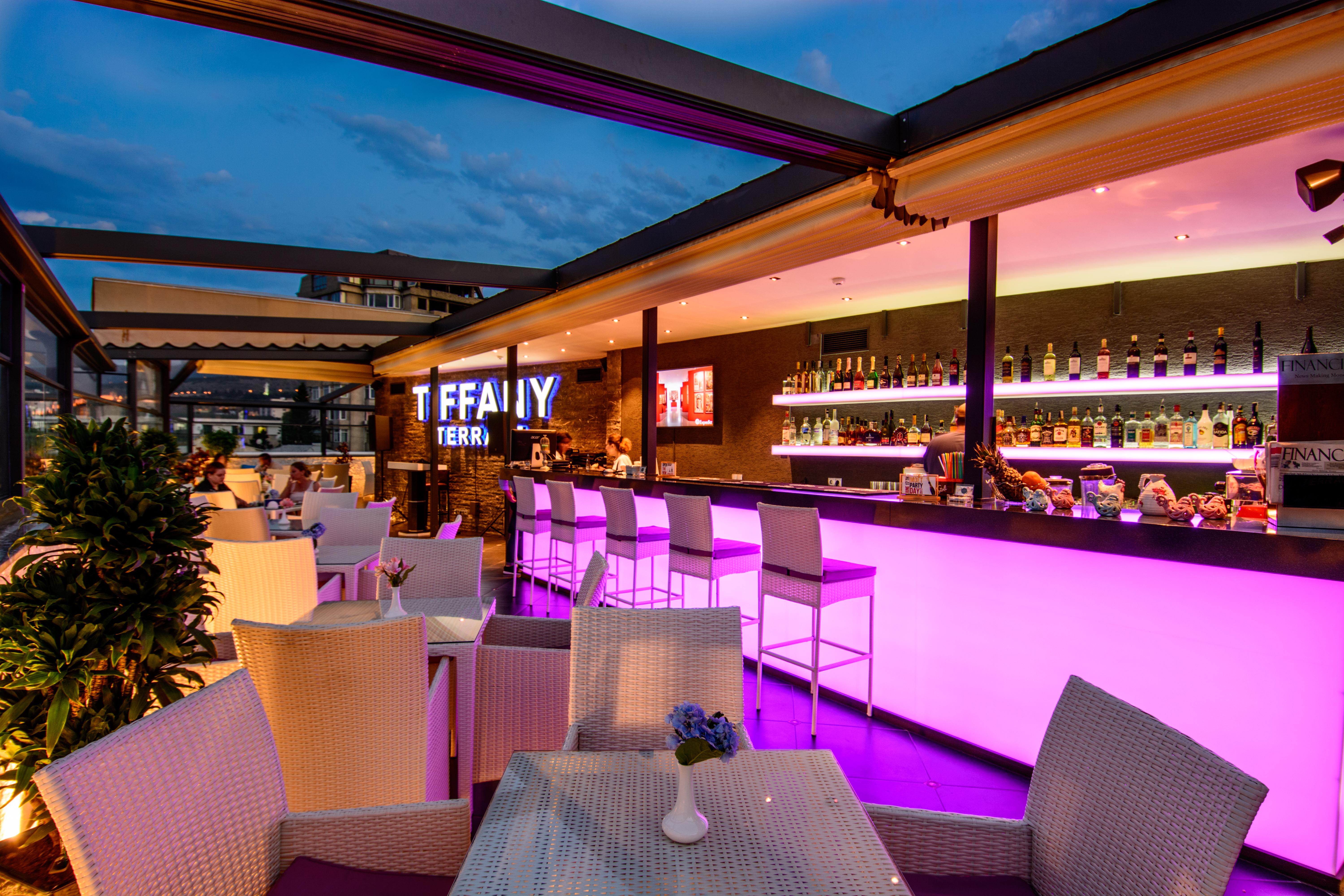 โรงแรมริเวอร์ ไซด์ ทบิลิซี Tbilisi ภายนอก รูปภาพ The bar at the top of the hotel