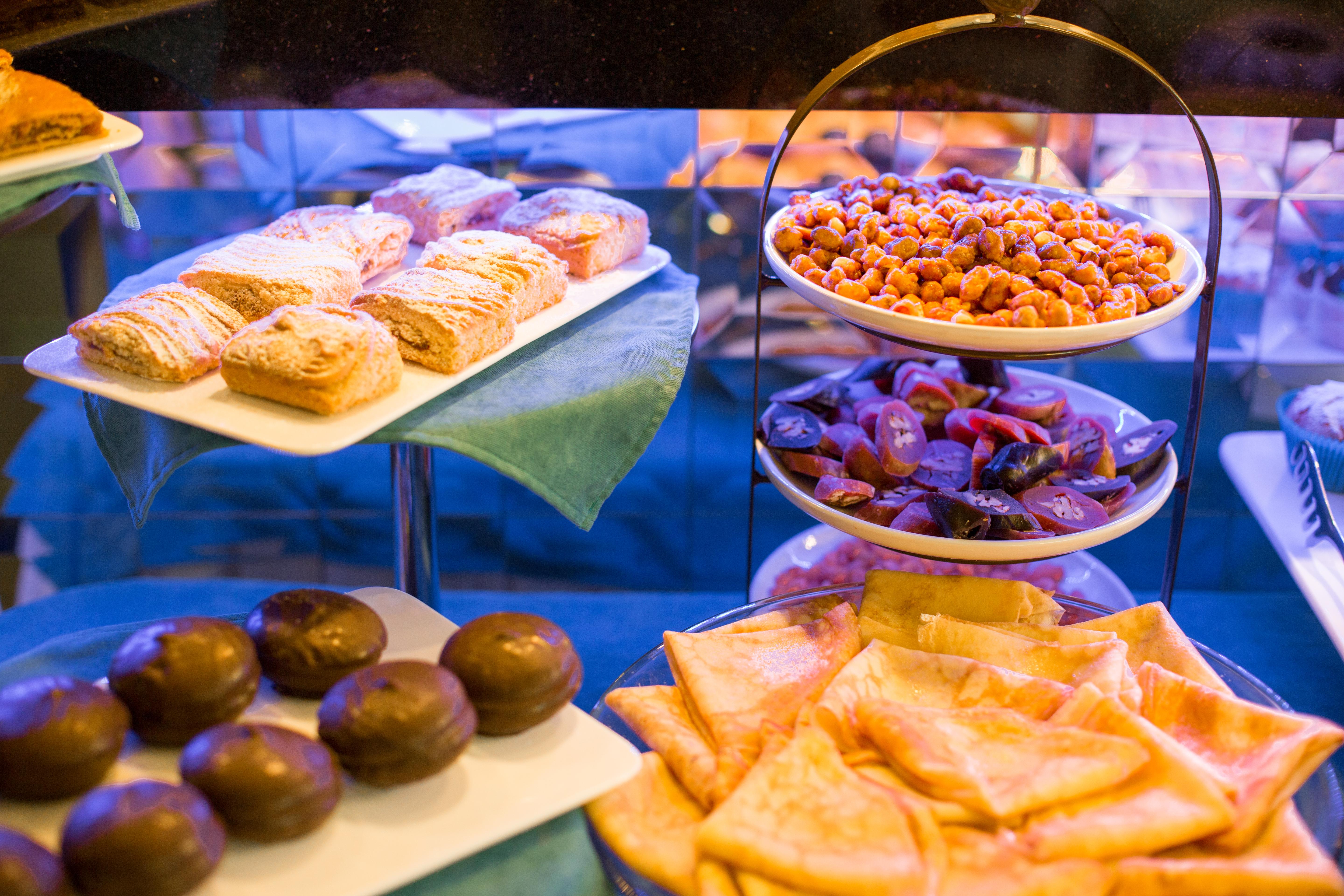 โรงแรมริเวอร์ ไซด์ ทบิลิซี Tbilisi ภายนอก รูปภาพ A display of pastries and other snacks at a bakery in Madrid, Spain