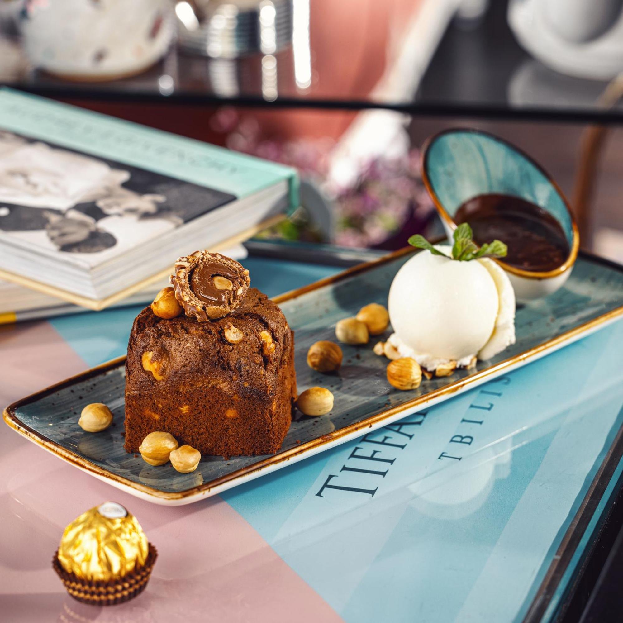 โรงแรมริเวอร์ ไซด์ ทบิลิซี Tbilisi ภายนอก รูปภาพ A dessert at Tiffany's